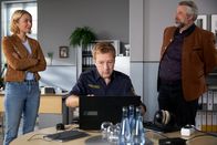 Die Rosenheim-Cops – Die Kommissare Winter (Vanessa Eckart, l.) und Stadler (Dieter Fischer, r.) freuen sich über einen ersten Ermittlungserfolg: Polizeihauptmeister Mohr (Max Müller, M.) konnte anhand einer Tonaufnahme den exakten Todeszeitpunkt des Mordopfers feststellen.