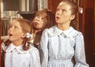 Unsere kleine Farm – Auf der Geburtstagsfeier von Nellie Oleson befinden sich Laura (Melissa Gilbert, l.) und Mary (Melissa Sue Anderson, r.).