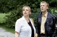 Die Rosenheim-Cops – Michel Mohr (Max Müller) sichert in gewohnter Art den Tatort ab, aber er ahnt nicht, dass die Putzfrau Günzkofer (Johanna Bittenbinder) eine zentrale Rolle in dem Mordfall spielt.