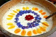 Zu Tisch ... – Eine Spezialität aus Hessen: die traditionelle Grüne Soße, die mit sieben regionalen Kräutern zubereitet wird. Serviert wird sie mit hartgekochten Eiern und Borretschblüten als Dekoration.