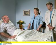 In aller Freundschaft – Charlotte (Ursula Karusseit) besucht Achim (Johannes Steck, links) und stellt ihm dabei gleich seinen Nachfolger Dr. Martin Stein (Bernhard Bettermann) vor.
