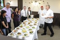 In Teufels Küche mit Gordon Ramsay – Gordon Ramsay (r.)