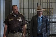 Justified – Sheriff Hunter Mosley (Brent Sexton, l.) bringt Raylan Givens (Timothy Olyphant, r.) zu seinem Vater, der mal wieder im Knast gelandet ist ...