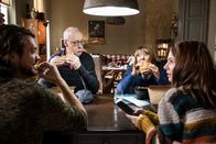 Nix Festes – Wiebke (Josefine Preuß, r.) versucht alles, um die Eltern Frank (Gottfried Vollmer, 2.v.l.) und Gitta Schweighöfer, 2.v.r.) von Jonas (Sebastian Fräsdorf, l.) davon abzuhalten, unangenehme Fragen zu stellen.
