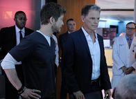 Atlanta Medical – (v.li.) Matt Czuchry (Dr. Conrad Hawkins), Bruce Greenwood (Dr. Randolph Bell).