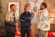 All American – (v.li.): Daniel Ezra (Spencer James), Taye Diggs (Billy Baker), DeSean Jackson (DeShean Jackson).