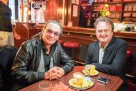 Ambros – v.li.: Produzent Christian Kolonovits und Hanno Settele beim Frühstück im Schweden Espresso in Wien.