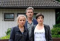 Rote Rosen – ARD ROTE ROSEN FOLGE 1797 Uhr im ERSTEN. Jan (Timothy Peach, M.), Ariane (Alexandra Horn, r.) und Nathalie (Lara Maria Wichels, l.) müssen geschockt mit ansehen, wie Robin mit dem Oldtimer schwer verunglückt.