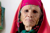 GEO Reportage – In Tunesien sind die alten Frauen die letzte Generation, die noch die Berber-Tätowierungen auf Gesicht und Körper trägt.