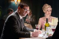Carmen Curlers – Poul (Christian Tafdrup) ist beim Geschäftsessen von Axel und Tove abgelenkt.