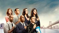 Brooklyn Nine-Nine – v.li.: Gina Linetti (Chelsea Peretti), Terry Jeffords (Terry Crews), Charles Boyle (Joe Lo Truglio), Ray Holt (André Braugher), Amy Santiago (Melissa Fumero), Jake Peralta (Andy Samberg), Rosa Diaz (Stephanie Beatriz).