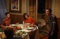 Malcolm mittendrin – Lois (Jane Kaczmarek, M.) und Reese (Justin Berfield, l.) sind entsetzt, als sie Malcolm (Frankie Muniz, r.) völlig betrunken sehen ...