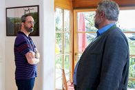 Die Rosenheim-Cops – Hauptkommissar Stadler (Dieter Fischer, r.) möchte von Rainer Feiler (Patrick Finger, l.) mehr über den Fund seiner verstorbenen Arbeitskollegin wissen.