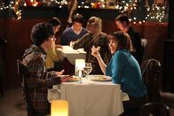 The Middle – Sehr zur Freude von Frankie (Patricia Heaton, r.) führt ihr Sohn Axl (Charlie McDermott, l.) sie zum Essen aus ...