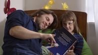 Elsa – Agnes (Synne Asplund) ist krank – Papa (Jacob Krogvold) kümmert sich um sie.