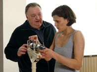 Bloch – WDR Fernsehen BLOCH - "Bauchgefühl", Fernsehfilm Deutschland 2009, Buch Marco Wiersch, Regie Franziska Meletzky Uhr. Jana (Maria Kwiatkowsky) muss bei Bloch (Dieter Pfaff) auf die Waage - ihr Gewichtszuwachs bleibt übersichtlich ...