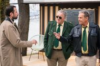 Hubert ohne Staller – Tobias Schramm (Silvester von Höslin, l.), ein Immobilieninvestor, klärt Hubert (Christian Tramitz, r.) und Girwidz (Michael Brandner, 2.v.r.) auf: Der Seepark sollte einem Öko-Hotel weichen.
