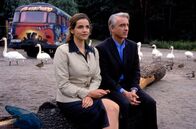 Edel & Starck – Die Kekse, die während der Party in der Hippiesiedlung gereicht wurden, zeigen bei Sandra (Rebecca Immanuel, l.) und Felix (Christoph M. Ohrt, r.) Wirkung ...