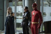 The Flash – Mecha-Vibe (Carlos Valdes, Mitte); The Flash (Grant Gustin, r.)