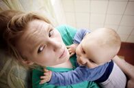 Kleptomami – Mama Lucy (Rosalie Thomass) mit ihrem Baby auf dem Arm.