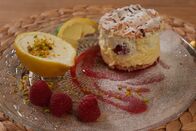 Land & Lecker – Bei Leonie Froböse in Lage, Ostwestfalen-Lippe. Nachspeise: Vanille-Wolken-Törtchen mit Himbeersoße und gefüllte Zitrone.