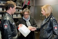 Notruf Hafenkante – Melanie (Sanna Englund, r.) und Mattes (Matthias Schloo, l.) haben im Lager von Leo Faber (Bernd Jeschek, M.) einen Kanister entdeckt, in dem sich möglicherweise der gesuchte Brandbeschleuniger befindet.