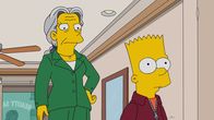 Die Simpsons – Durch einen Zufall hat Bart (r.) eine glorreiche Geschäftsidee. Er verbringt Zeit mit alten einsamen Frauen wie Phoebe (l.) und kassiert im Gegenzug Geld ...