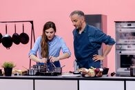 Böhmi brutzelt – Jan Böhmermann mit Katrin Bauerfeind in der Sendung "Böhmi brutzelt".