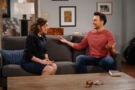 Call Me Kat – Kat (Mayim Bialik, l.); Max (Cheyenne Jackson, r.)