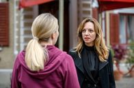 Sturm der Liebe – Ariane (Viola Wedekind, r.) lässt ihre Wut an Selina (Katja Rosin, l.) aus.