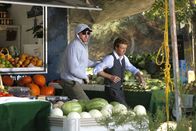 The Mentalist – Patrick Jane (Simon Baker, r.) wird an einem Obststand vom Gangster Fred Kittel (Adam Dunnells, l.) entführt, nachdem dieser den Obsthändler erschossen hat. Das CBI ist auf einen Notruf hin, den Patrick noch absetzen konnte, bald zur Stelle und verhört die Zeugen ...