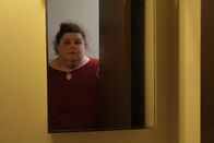 Mein Leben mit 300 kg – Sarah looks at herself in the mirror.