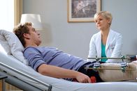 In aller Freundschaft – Moritz Weber (Johannes Hallervorden) wartet nach seinem schweren Autounfall auf seine nächste und letzte OP. Er würde für die Reha danach lieber in Leipzig bei seinem Vater und dessen Lebensgefährtin Dr. Kathrin Globisch (Andrea Kathrin Loewig) bleiben, aber kann das seiner Mutter Maria nicht antun, die in München lebt und arbeitet. Kathrin rät ihm, das zu tun, was für ihn das Beste wäre, versteht aber auch seine Entscheidung für München. Sie bittet Moritz, noch einmal mit seiner Mutter reden zu dürfen.
