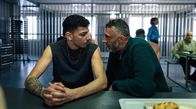 Asbest – Im Knast: Der „Kurde“ (Kida Khodr Ramadan, re.) macht Momo Kaval (Xidir Koder Alian, li.) eine Ansage.
