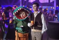 The Goldbergs – Evelyn Silver (Allie Grant, l.); Geoff Schwartz (Sam Lerner, r.)