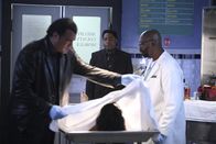 Steven Seagal - Kill Switch – An allen Leichen des "Ritzers" finden Jacob (Steven Seagal, l.), Storm (Chris Thomas King, M.) und der Gerichtsmediziner (Isaac Hayes, r.) astrologische Zeichen, deren Bedeutung schwer zu entschlüsseln ist ...