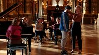 Tenor: Eine Stimme - zwei Welten – Antoine Zerkaoui als MB14 (Mohamed Belkhir, l.) und Madame Loyseau (Michèle Laroque, r.) mit Orchester