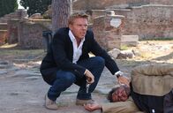 Kommissar Rex – Kommissar Lorenzo Fabbri (Kaspar Capparoni, li.ist Fabio Di Leo (Edoardo Siravo) und Cappanna auf der Spur.