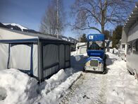 Die Dauercamper – Willy beim Schneeräumen