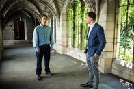 Elementary – Suchtprobleme: Michael (Desmond Harrington, l.) und Sherlock (Jonny Lee Miller, r.) ...