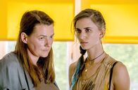 Zimmer 108 – Als Alice (Lize Feryn, li.) auf ihre Familie trifft, bekommt sie gleich zu spüren, dass sie unerwünscht ist. Zwar wird sie von ihrer Schwester Esther (Emilie De Roo, re.) verteidigt, doch der Rest der Familie macht Alice für Jaspers Tod verantwortlich.