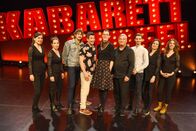 Kabarettgipfel – Berni Wagner (3.v.l.), Omar Sarsam (4.v.l.), Martina Schwarzmann (m.), Andreas Vitásek (4.v.r.), Clemens Maria Schreiner (3.v.r.) mit der Kabarettgipfelband.