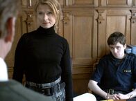 Mankells Wallander – Pontus (Sverrir Gudnason, rechts) beobachtet, wie Kommissar Wallander (Krister Henriksson) und Katarina Ahlsell (Lena Endre) sich streiten.