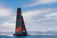 Segeln: Louis Vuitton Cup – Alinghi Red Bull Racing aus der Schweiz mit Arnaud Psarofaghis und Nicolas Charbonnier am Steuer tritt während des Trainings in Barcelona am 25. April 2023 auf.