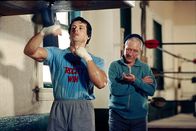 Rocky – Mit Unterstützung seines Trainers Mickey (Burgess Meredith, r.) trainiert Rocky (Sylvester Stallone) wie ein Besessener, um gegen den Champion im Ring zu bestehen.