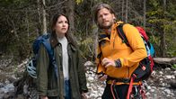 Die Bergretter – Franziska Schusser (Bianca Hein) macht sich große Vorwürfe, weil sich ihre Tochter nicht ihr, sondern Markus (Sebastian Ströbel) anvertraut hat.