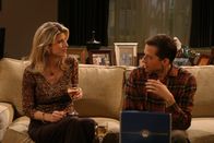 Two and a Half Men – Nachdem Alan (Jon Cryer, r.) Charlie gute Ratschläge erteilt hat, ahnt er nicht, dass er nun selbst auf der Liste von Gloria (Christine Dunford, l.) landet ...