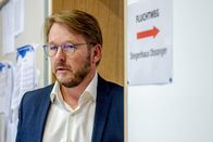 SOKO Kitzbühel – Die verhasste Mathematiklehrerin Simone Gerlich wird in ihrer Wohnung erstochen aufgefunden. Der Verdacht liegt nahe, dass jemand aus dem Lehrerkollegium für ihren Tod verantwortlich ist. Auch Direktor Reinhard Vogt (Serge Falck) gerät in Verdacht.