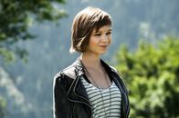 Der Bergdoktor – Jenni Wiesgott (Philomena Köbele) freut sich, endlich ihre Mutter zu treffen und viele Fragen stellen zu können.