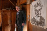 Der Staatsanwalt – Oberstaatsanwalt Bernd Reuther (Rainer Hunold) sieht sich im Haus der Künstlerin Ute Lackwitz um.